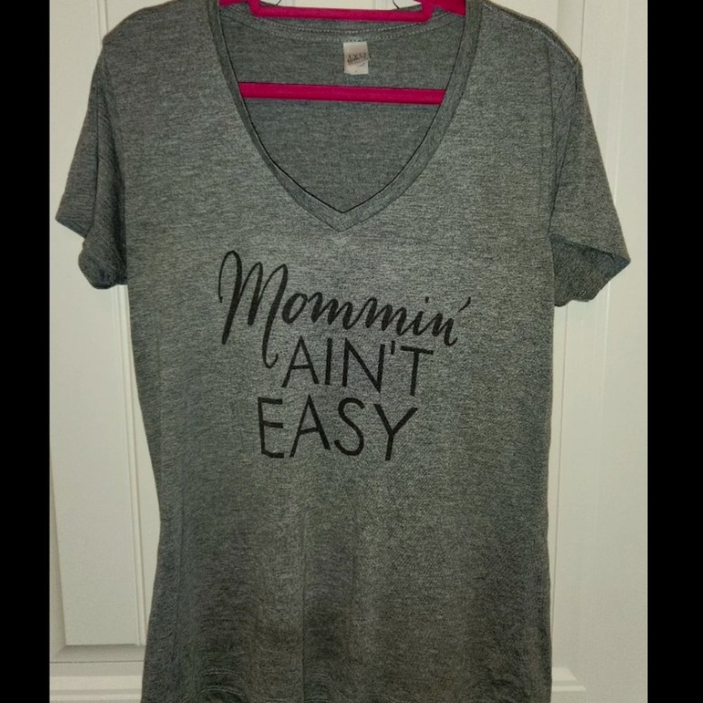 Mommin Aint Easy Size L Tshirt